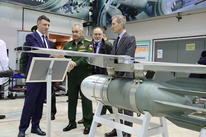 Theo ông Golubtsov, module lập kế hoạch và điều chỉnh mới sẽ giúp nâng cấp các loại bom rơi tự do có sẵn trong kho vũ khí của Lực lượng vũ trang Ukraine thành bom dẫn đường chính xác.