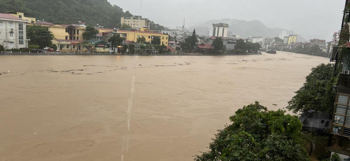 Nước sông lô tại thành phố Hà Giang dâng cao. Ảnh: Tiến Thắng