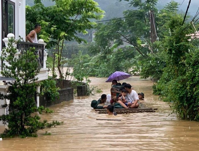 Cán bộ, chiến sĩ Cơ quan Bộ Chỉ huy BĐBP tỉnh hỗ trợ đưa người dân ra khỏi khu ngập úng. Ảnh: Tiến Thắng