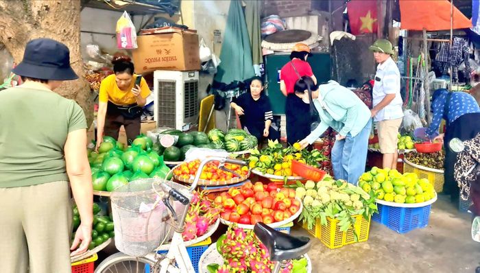Các hàng hoa quả dâng lễ cúng gia tăng lượng khách mua so với ngày thường. Ảnh: Hoài Thu