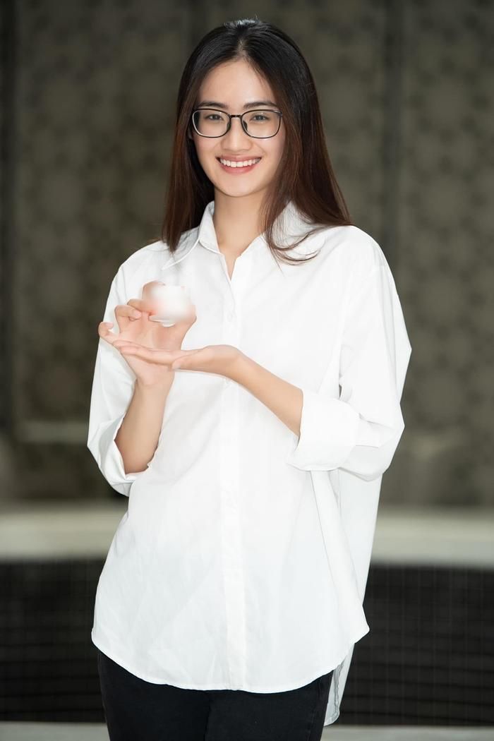 Một trong những bức ảnh mặt mộc cũ của Hoa hậu Ý Nhi.