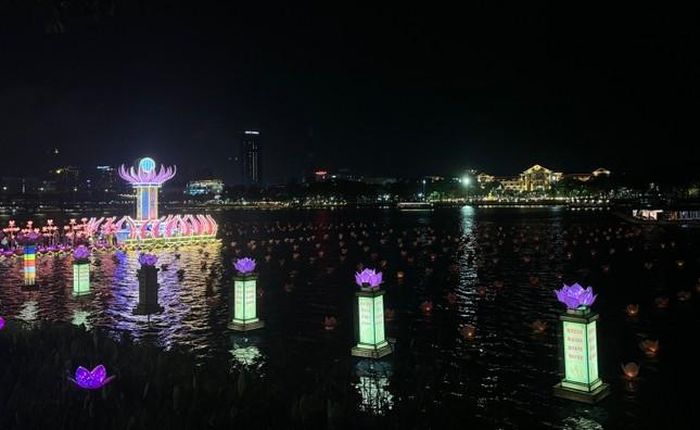 Toàn cảnh đêm hoa đăng trên sông Hương
