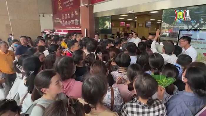 Người dân đổ xô đi mua vàng