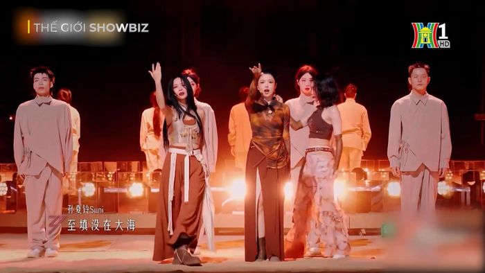 Suni Hạ Linh tham gia tiết mục "Tinh vệ" cùng với Nicole Jung và nghệ sĩ khách mời Vương Phi Phi (cựu thành viên nhóm Miss A).