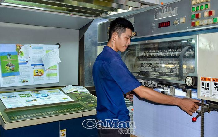 In ấn cũng cần được kiểm tra nội dung trước khi phát hành. (Ảnh chụp tại Công ty Cổ phần Dịch vụ - In Trần Ngọc Hy Cà Mau).