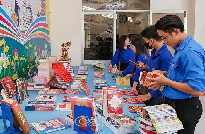 Tăng cường quản lý Nhà nước về hoạt động xuất bản để nâng cao văn hóa đọc. (Trong ảnh: Ngày Sách và Văn hóa đọc tỉnh Cà Mau năm 2024 tại Thư viện tỉnh Cà Mau).