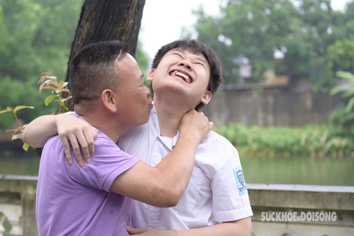 Nụ cười "được mùa" khi con làm tốt bài thi.