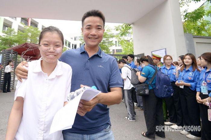 Cha mẹ luôn ở bên các em, nhìn nụ cười của các em, chung với niềm vui của các em.