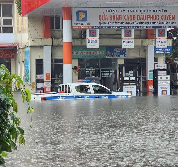 Khu vực cây xăng Phúc Xuyên (phường Yên Thanh) nước dâng cao, một chiếc xe của lực lượng CSGT TP Uông Bí bị hư hỏng.