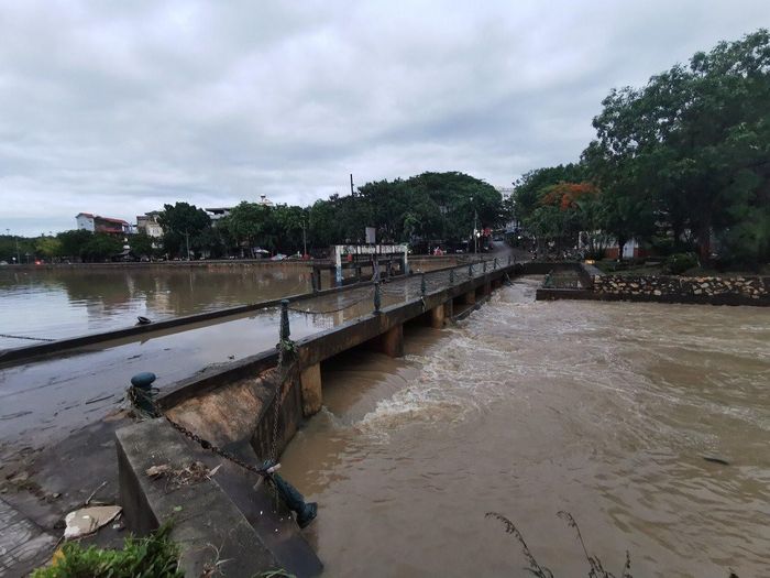 Người dân sống tại khu vực này cho biết, hệ thống ngăn, thoát nước tại đập tràn hồ điều hòa Sông Sinh không thực hiện đủ công năng tiêu thoát nước mỗi khi có nước lũ từ thượng nguồn đổ về.