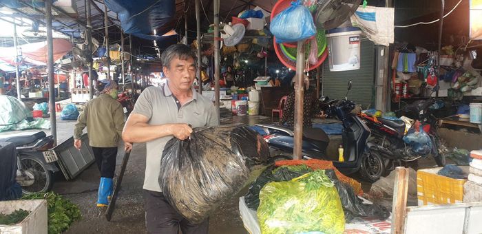 Anh Hoàng Ngọc Dũng (tiểu thương chợ Trung tâm) tìm thấy túi quần áo bị thất lạc sau trận lũ.