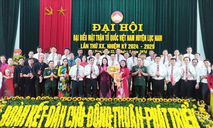 Lãnh đạo huyện Lục Nam chúc mừng các Ủy viên Ủy ban MTTQ huyện khóa XX, nhiệm kỳ 2024-2029.