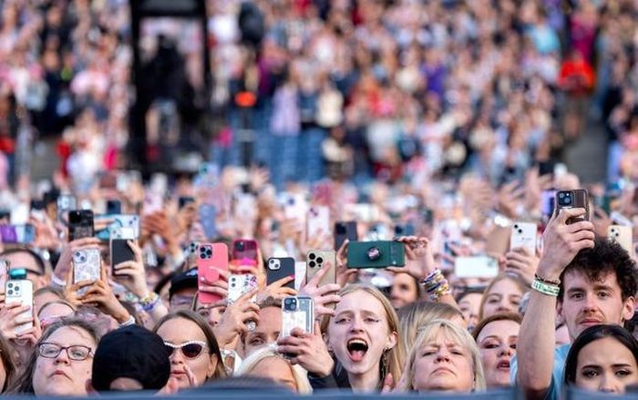 Khán giả phấn khích theo dõi những màn trình diễn của Taylor Swift