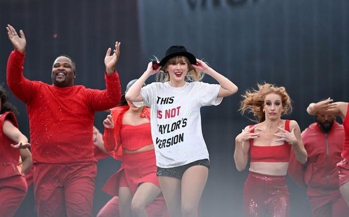 Taylor Swift biểu diễn kỷ nguyên “Red”