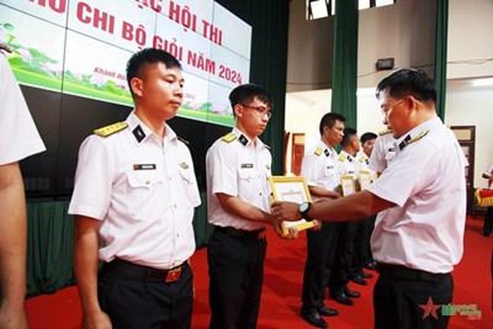 Ban tổ chức trao thưởng cho các thí sinh. 