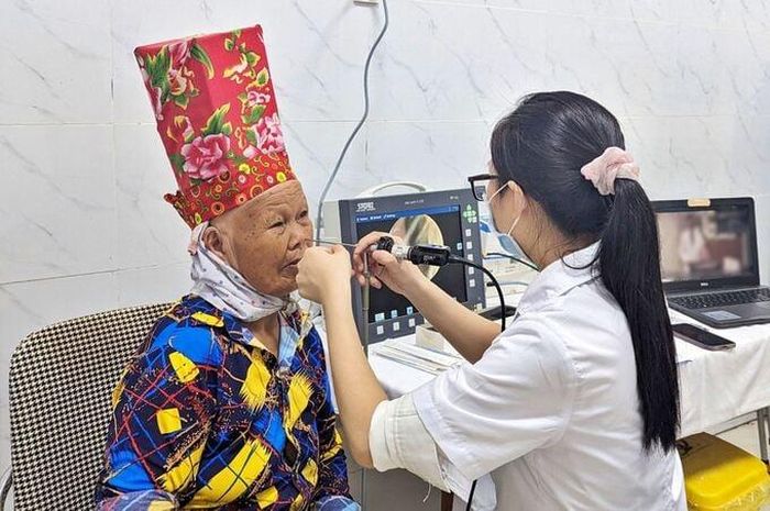 Bác sĩ nội soi kiểm tra tai mũi họng cho bà con