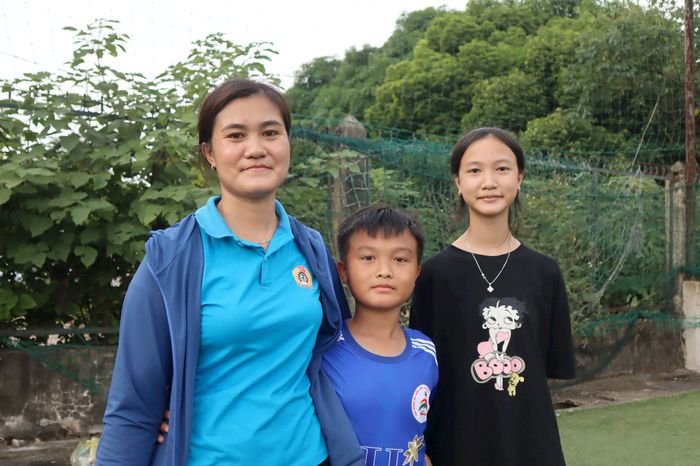 Cầu thủ Trương Thiện Mỹ bên mẹ và chị gái. Ảnh: Diệp Thanh