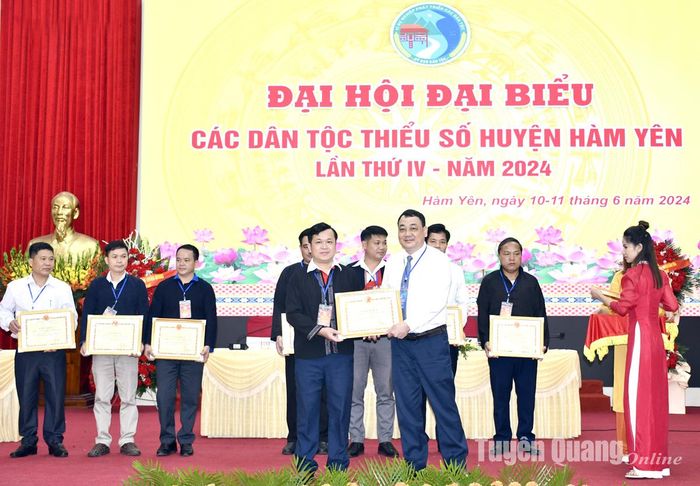 Lãnh đạo huyện Hàm Yên tặng giấy khen cho tập thể có thành tích trong công tác dân tộc giai đoạn 2019 - 2024.
