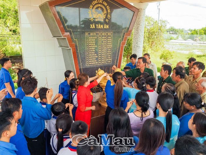 Cựu chiến binh, phụ nữ, đoàn viên thanh niên xã Tân Ân thắp hương, tri ân các anh hùng liệt sĩ.