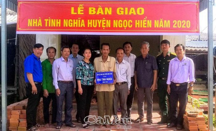 Mặt trận các cấp trong huyện vận động, tiếp nhận trên 15,3 tỷ đồng: Hỗ trợ xây dựng, sửa chữa 213 căn nhà cho hộ nghèo, gia đình chính sách, hộ khó khăn về nhà ở (Ảnh tư liệu MTTQ huyện).
