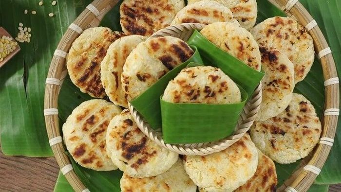 Bánh sắn nướng than có điểm đặc biệt là chỉ bán ở các xe hàng rong nhưng hương vị thật cuốn hút. (Ảnh: BHX)
