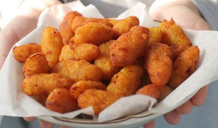 Bánh sắn hay khoai mì cay chiên giòn là món ăn rất quen thuộc của trẻ em miền Tây. (Ảnh: BHX)
