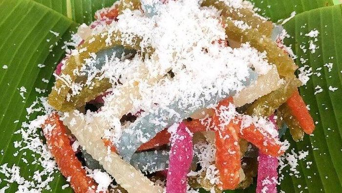 Bánh tằm khoai mì rất quen thuộc với người dân miền Tây, là một trong những món bánh có mặt đầu tiên trong các sự kiện ẩm thực, lễ Tết... (Ảnh: BHX)