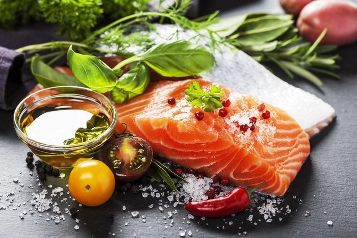 Thói quen ăn uống không lành mạnh như ăn kiêng, kén ăn sẽ dẫn đến rụng tóc nhiều.