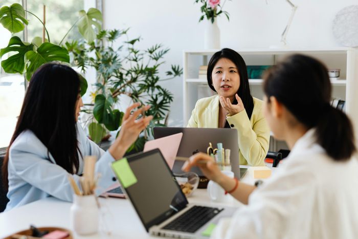  Nhân viên có thể chủ động giảm thiểu những lời phê bình không cần thiết bằng cách xin ý kiến. Ảnh minh họa: Karolina Grabowska/Pexel.