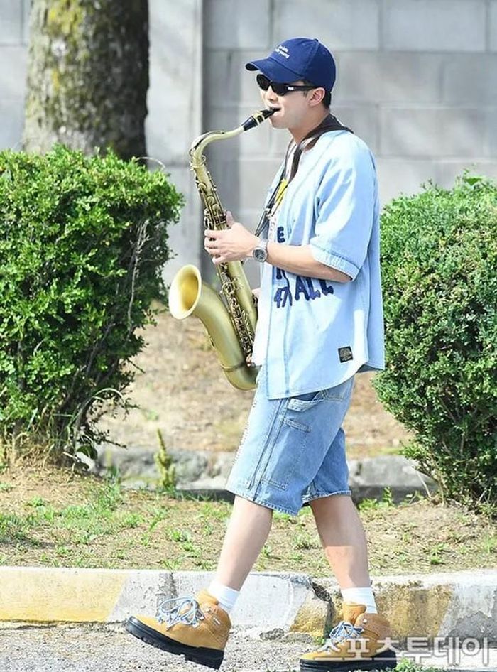 RM chơi saxophone chào đón anh cả BTS
