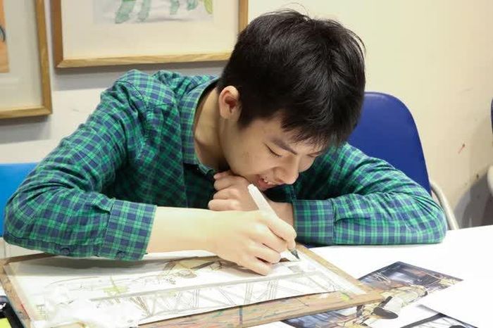 Nhật Tiến đang vẽ