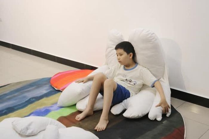 Trải nghiệm cái ôm trong tác phẩm “Ná”