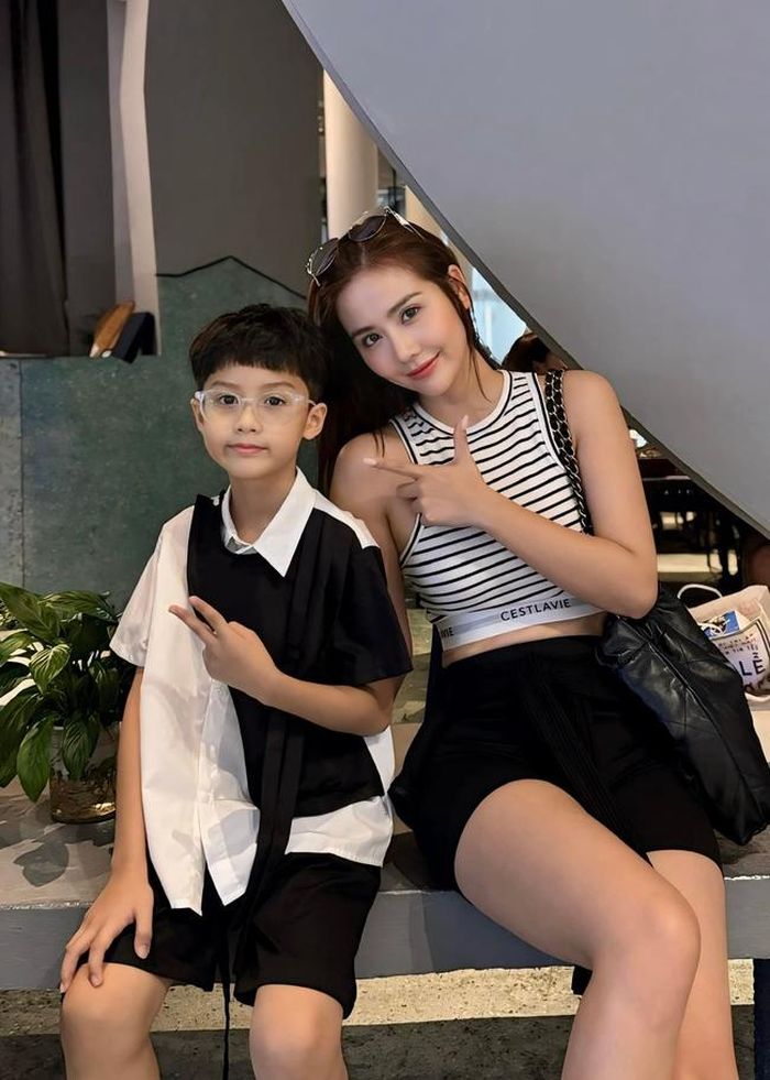 Nữ diễn viên hạnh phúc bên con trai