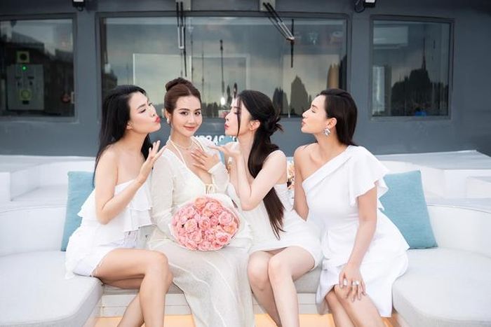 Huyền Lizzie giữ mối quan hệ tốt với dàn diễn viên trong VFC gồm Lã Thanh Huyền, Quỳnh Nga, Bê Trần, Việt Anh,...