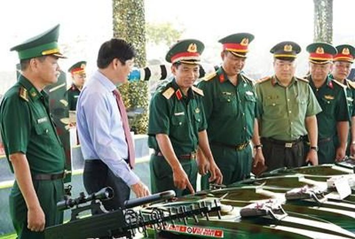  Các đại biểu dự Lễ ra quân huấn luyện năm 2024 của LLVT tỉnh Bà Rịa-Vũng Tàu tham quan mô hình, sáng kiến của các cơ quan, đơn vị. Ảnh: YẾN LONG 