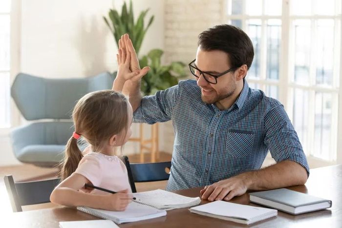 Khen ngợi quá mức cũng tạo ra áp lực cực độ cho con. (Ảnh: ITN).