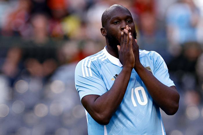 Romelu Lukaku vừa trải qua một mùa thất vọng tại Roma. Anh có tên trong danh sách ứng viên Vua phá lưới, trước hết vì tuyển Bỉ rơi vào bảng đấu nhẹ nhất tại EURO, với Slovakia, Ukraine và Romania. 3 trận trước đối thủ yếu, đặc biệt là Romania và Slovakia bị đánh giá rất thấp, là cơ hội để Lukaku bứt lên ở cuộc đua này.