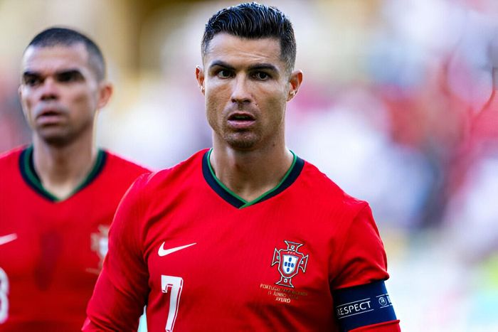 EURO 2024 nhiều khả năng là giải đấu quốc tế cuối cùng trong sự nghiệp của Cristiano Ronaldo. Mùa 2023/24, CR7 ghi bàn đều ở Al Nassr, song có một sự thật là cựu sao MU đã sa sút thể lực và phong độ trông thấy. Người Bồ vẫn phải kỳ vọng vào Ronaldo tại EURO 2024 vì ngoài CR7 chẳng còn ai.