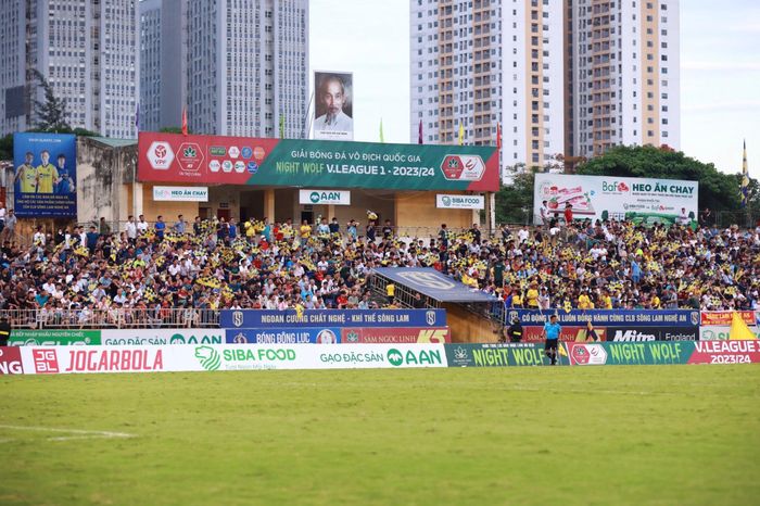 Chứng kiến tinh thần thi đấu máu lửa của các cầu thủ trẻ, sân Vinh đã khán có rất nhiều giả trở lại. Ảnh: Chung Lê