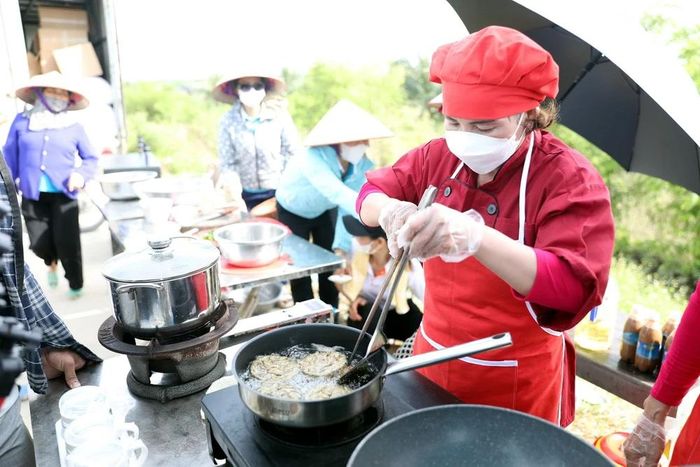  Người dân chế biến món chả rươi để thi nấu mâm cơm đặc sản hữu cơ. (Ảnh: Mạnh Tú/TTXVN) 