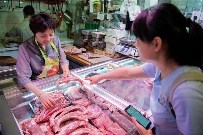 Một quầy bán thịt lợn ở Bắc Kinh, Trung Quốc. Ảnh: AFP/TTXVN