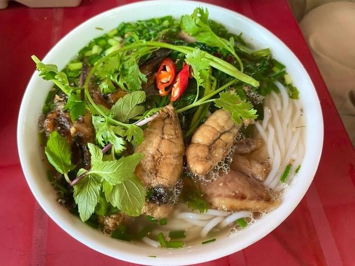 Một bát bánh đa cá rô đầy đủ