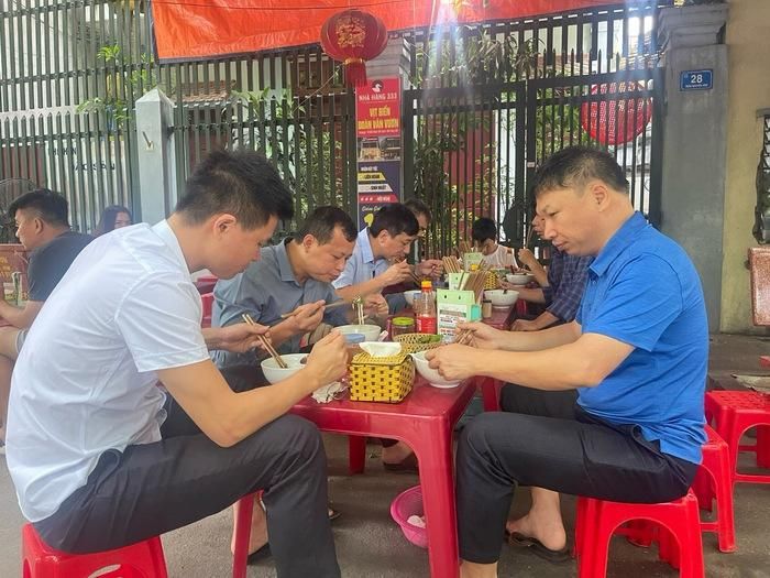 Thực khách thưởng thức món đặc sản của Hải Dương