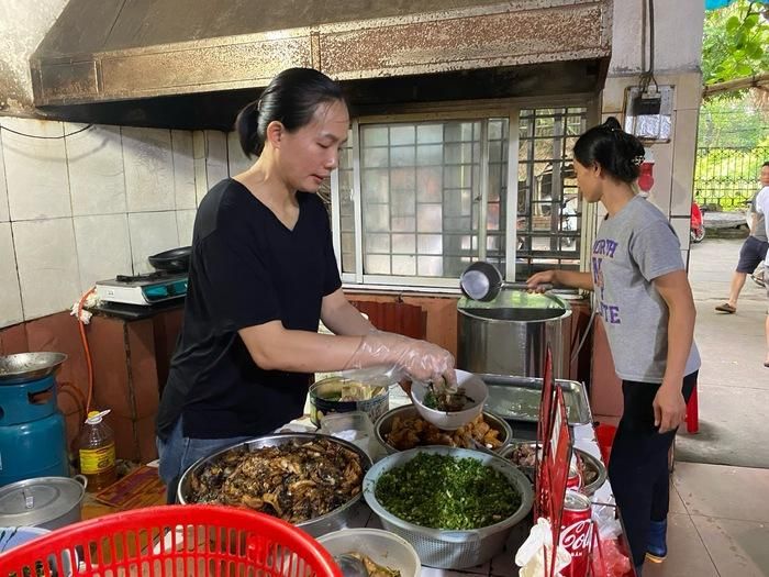 Nhân viên quán đang tỉ mỉ chế biến món bánh đa cá rô