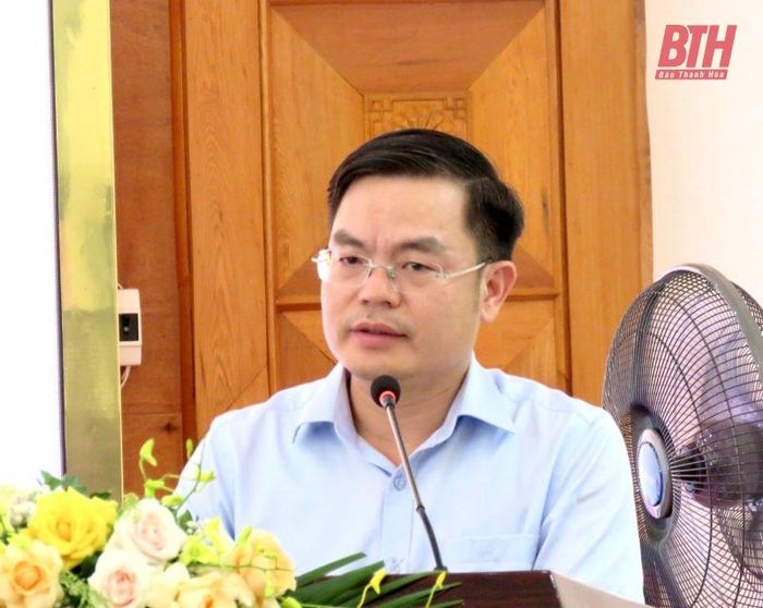 Chủ tịch UBND huyện Hoàng Văn Đồng báo cáo tóm tắt kết quả thực hiện nhiệm vụ 6 tháng đầu năm 2024 của huyện tại buổi gặp mặt