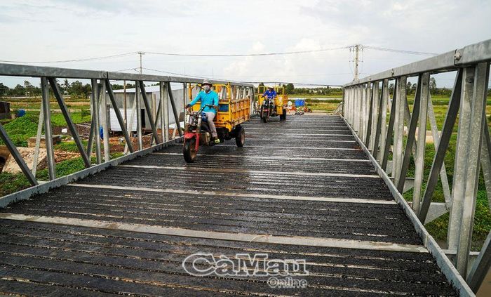 Cầu Ðê biển Tây nối liền với khu dân cư, tạo điều kiện cho người dân đi lại dễ dàng.