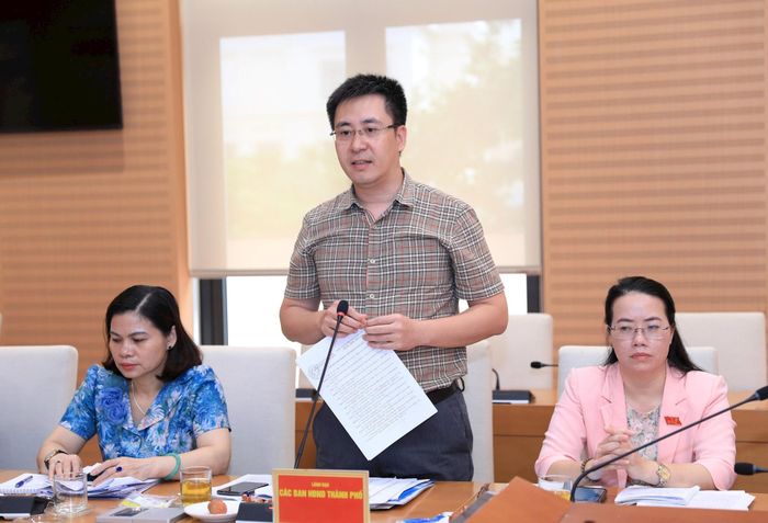 Thành viên Ban Kinh tế - Ngân sách HĐND thành phố trao đổi ý kiến. Ảnh: Vũ Thủy