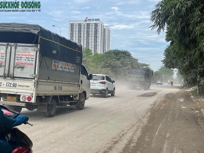 Theo ghi nhận, mỗi lần có xe tải trọng lớn đi qua khu vực này kéo theo khói bụi bay mù mịt, gây khó khăn cho người đi đường.