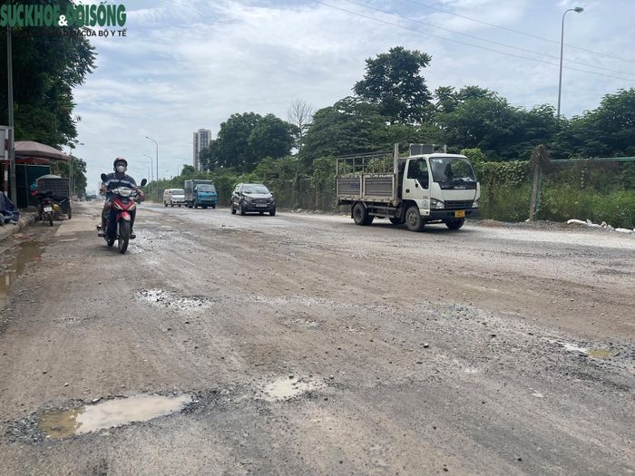 Nhiều chỗ trên đoạn đường này xuất hiện chi chít ổ gà, đá dăm vương vãi khắp nơi gây khó cho các phương tiện lưu thông.