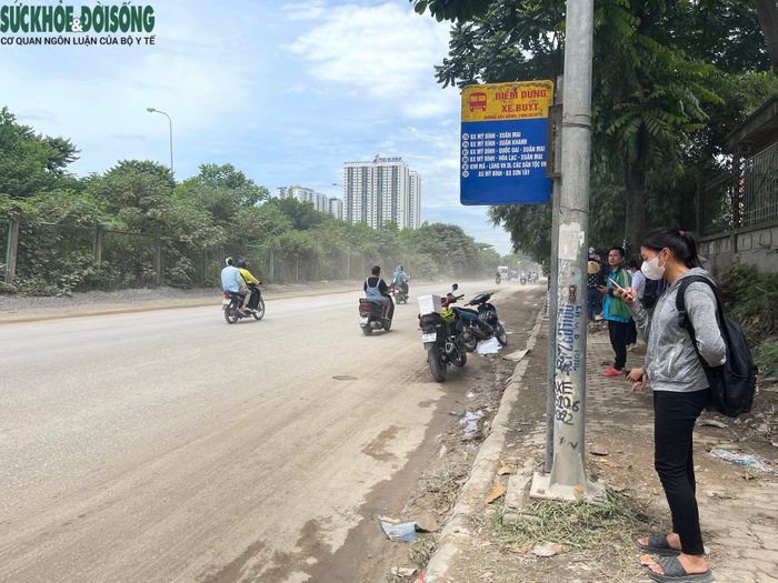 Chị Minh Anh (An Khánh, Hoài Đức) thường xuyên đón xe buýt tại khu vực này cho biết: "Tình trạng này đã diễn ra cả tháng nay, đường bị đào tung, quây tôn chiếm lối đi lại của các phương tiện nên ùn tắc giờ cao điểm thường xuyên xảy ra. Ngoài ra tình trạng khói bụi ô nhiễm cũng ảnh hưởng đến người dân xung quanh".